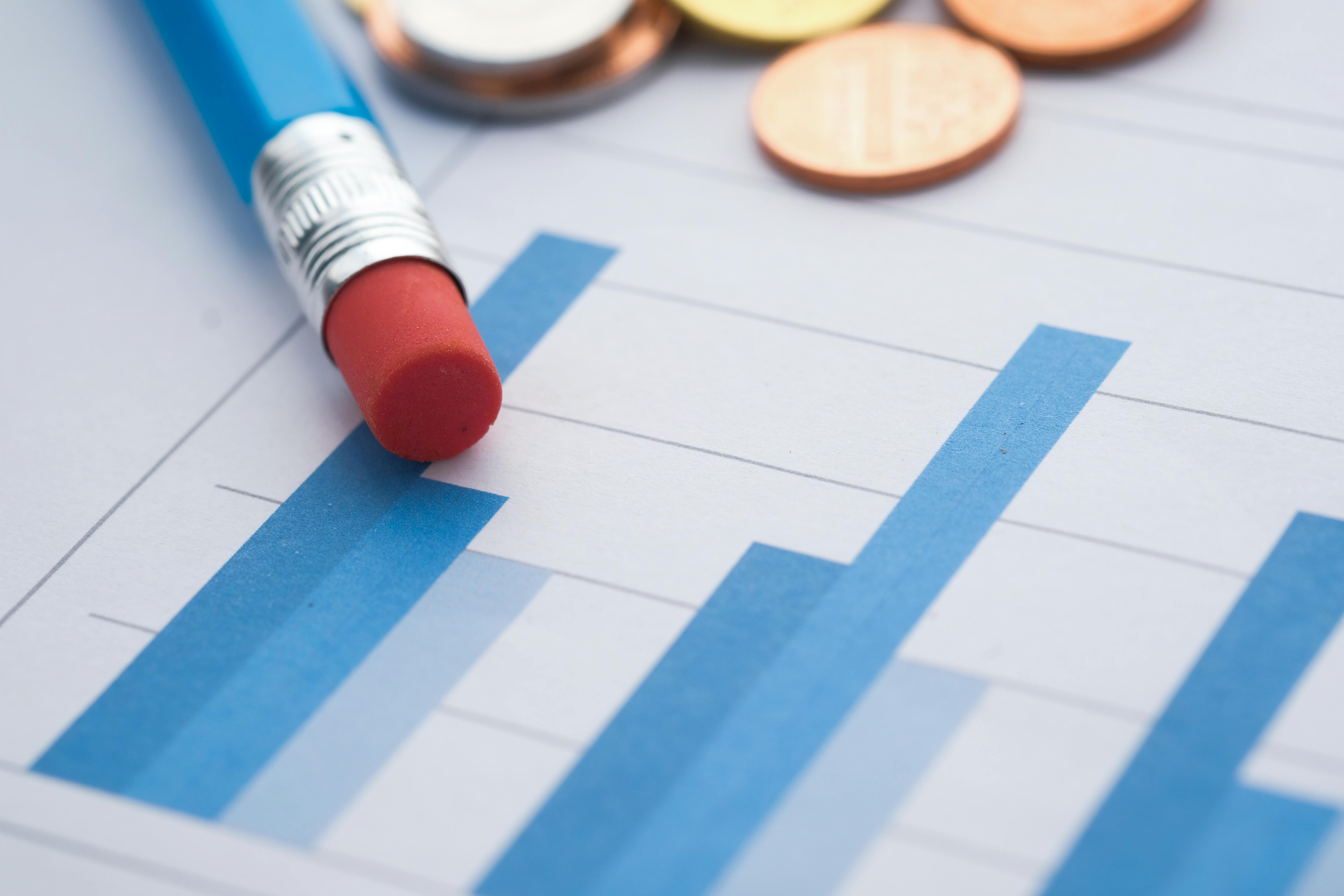 Which account records the commission earned by the agent in a consignment?