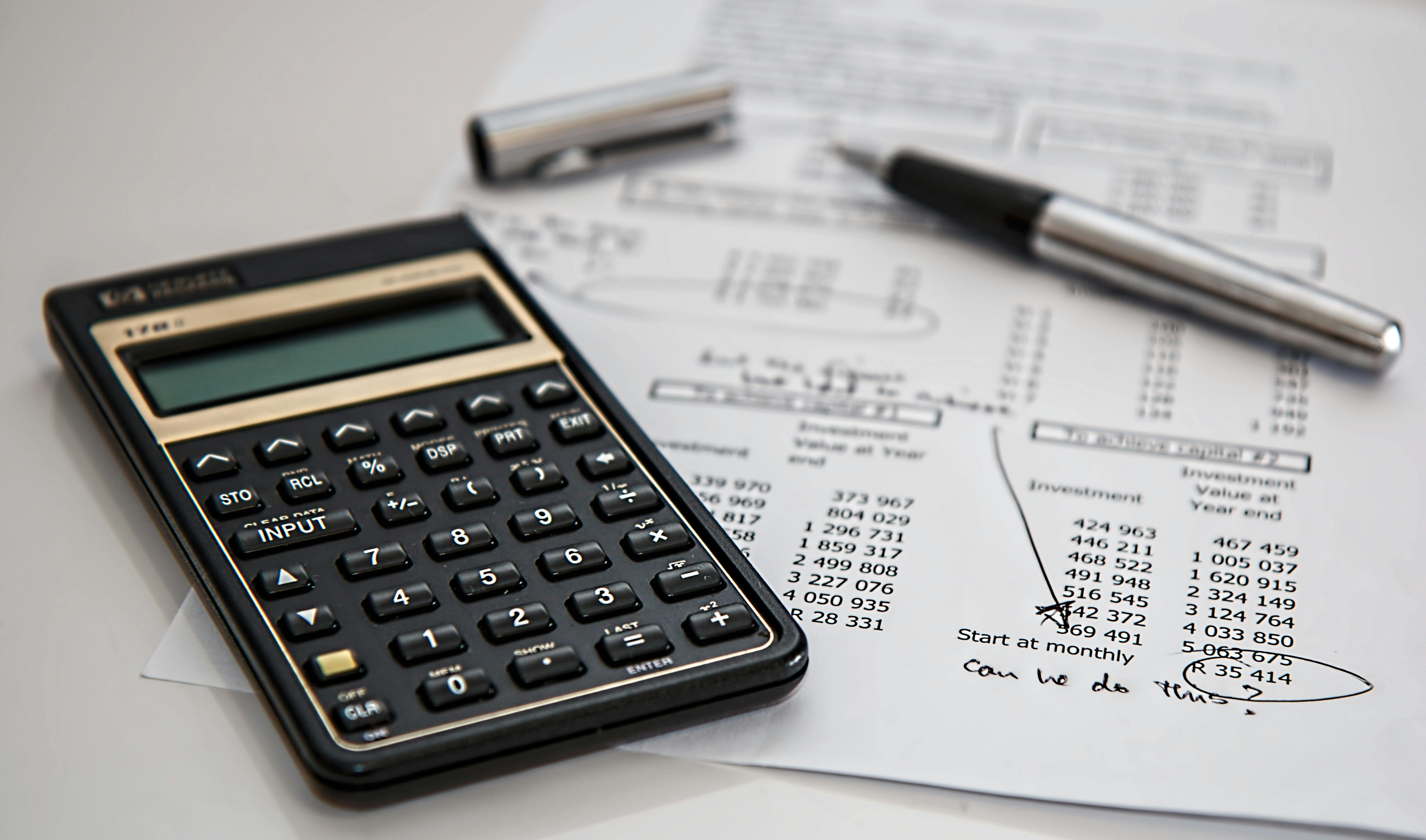 Which account records the commission earned by the agent in a consignment?